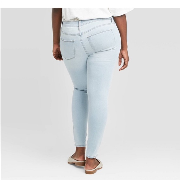 Universal Thread Women Light Wash MidRise Jeggings - Picture 3 of 4